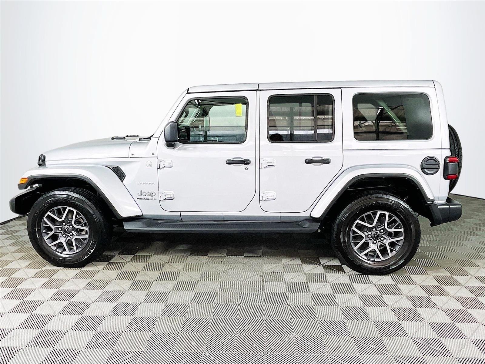 Used 2024 Jeep Wrangler Unlimited Sahara w/ Technology Group AWD/4WD image 4