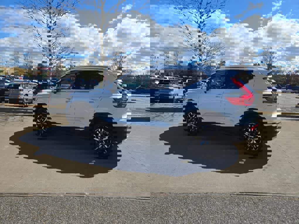 Used 2025 Volvo XC40 B5 Core image 4