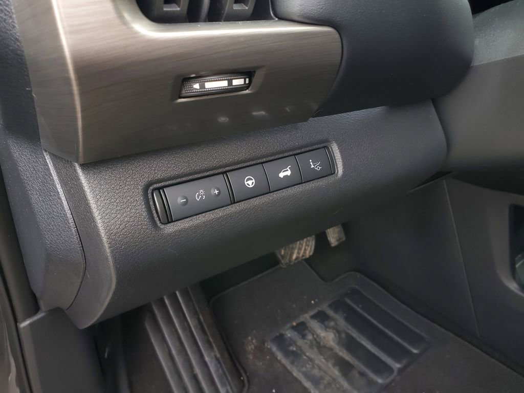 Used 2023 Nissan Pathfinder Platinum image 19