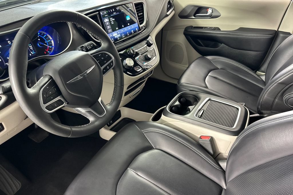 Used 2023 Chrysler Pacifica Touring-L FWD image 10