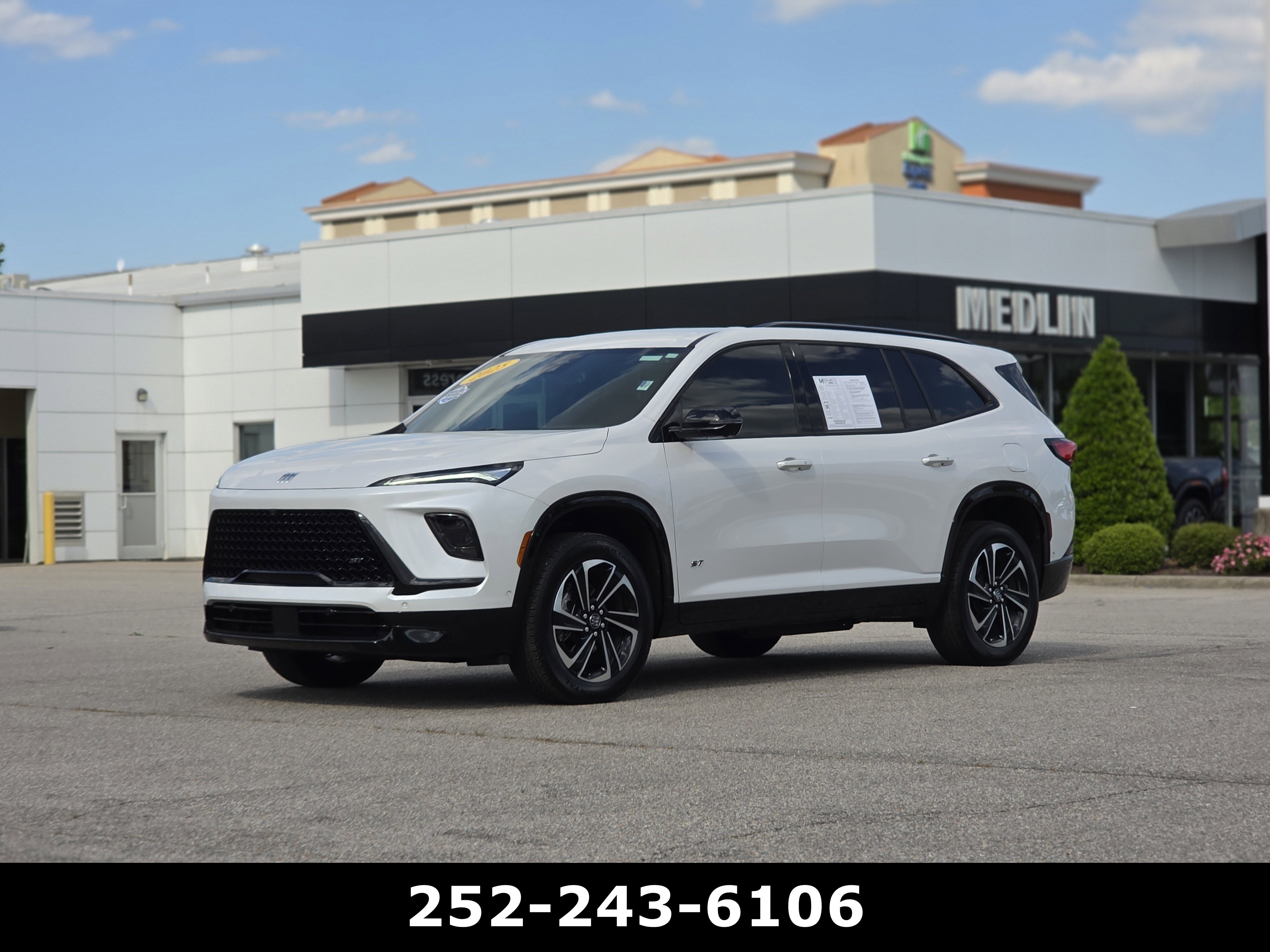 Used 2025 Buick Enclave Sport Touring w/ Super Cruise Package FWD image 3