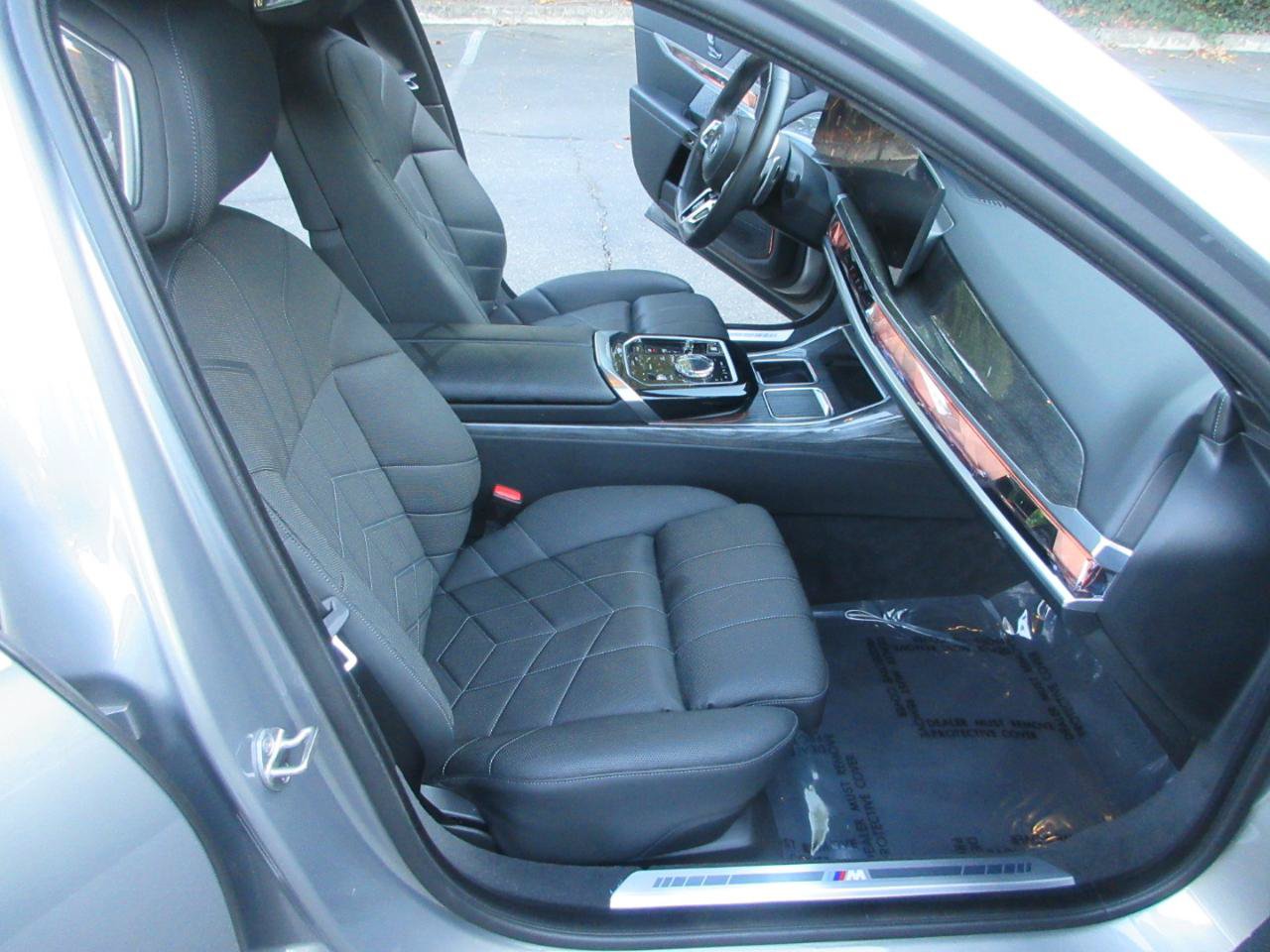 Used 2023 BMW 760i xDrive AWD/4WD image 28