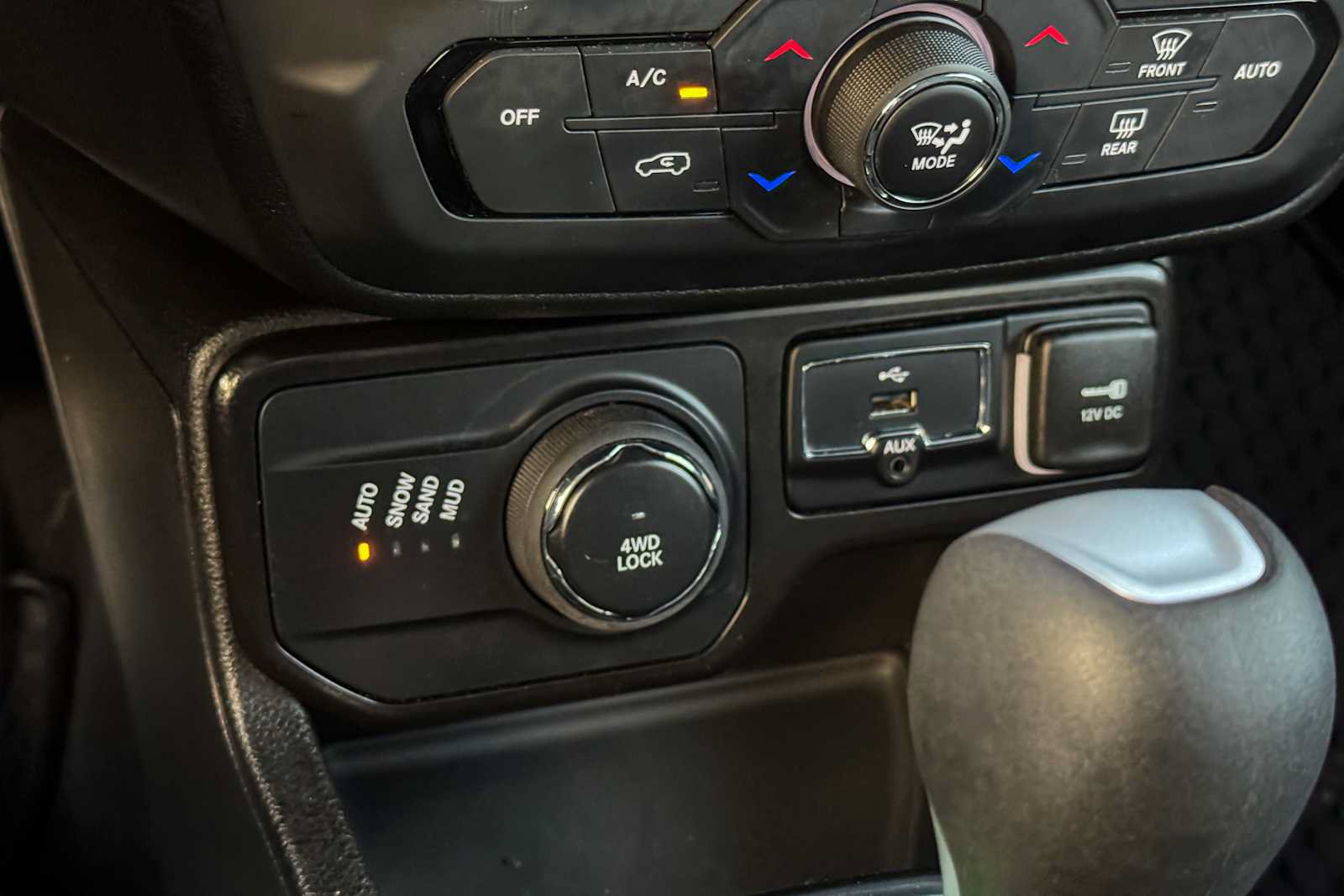 Used 2023 Jeep Renegade Latitude AWD/4WD image 19