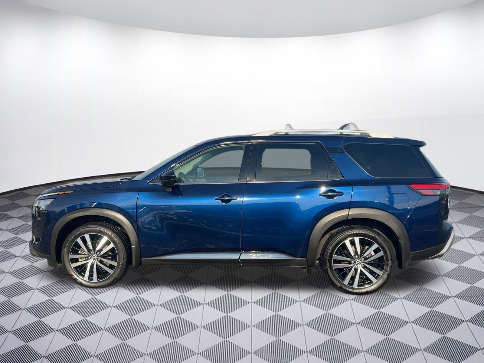 Used 2024 Nissan Pathfinder Platinum w/ Cargo Package image 2
