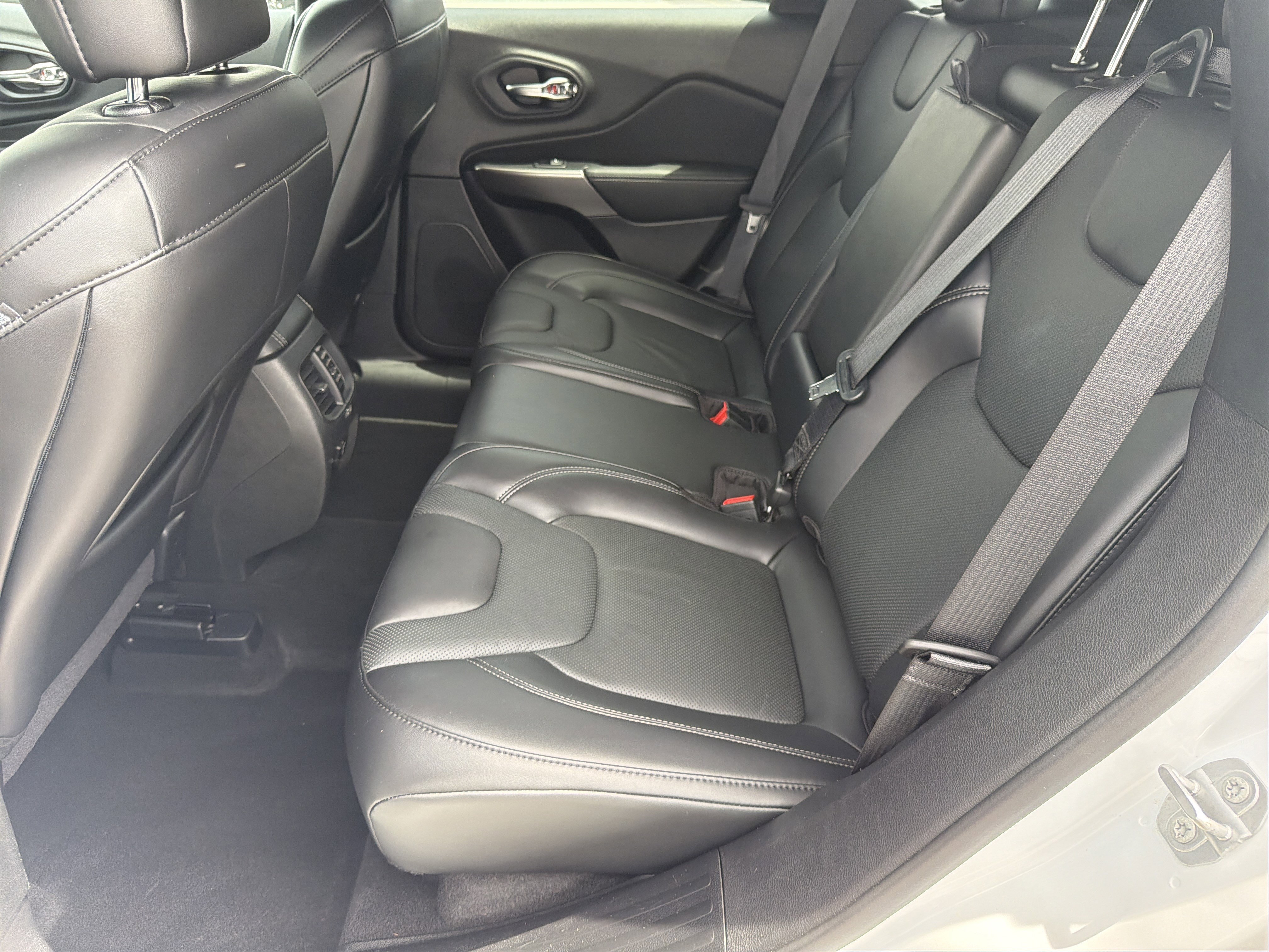 Used 2021 Jeep Cherokee Latitude Lux w/ Comfort/Convenience Group AWD/4WD image 26