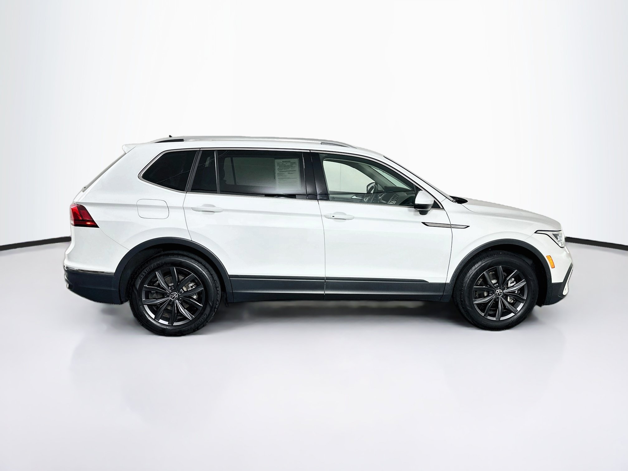 Used 2024 Volkswagen Tiguan SE w/ Panoramic Sunroof Package FWD image 10