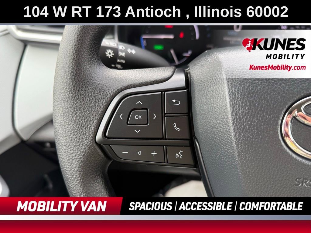 Used 2025 Toyota Sienna LE image 31