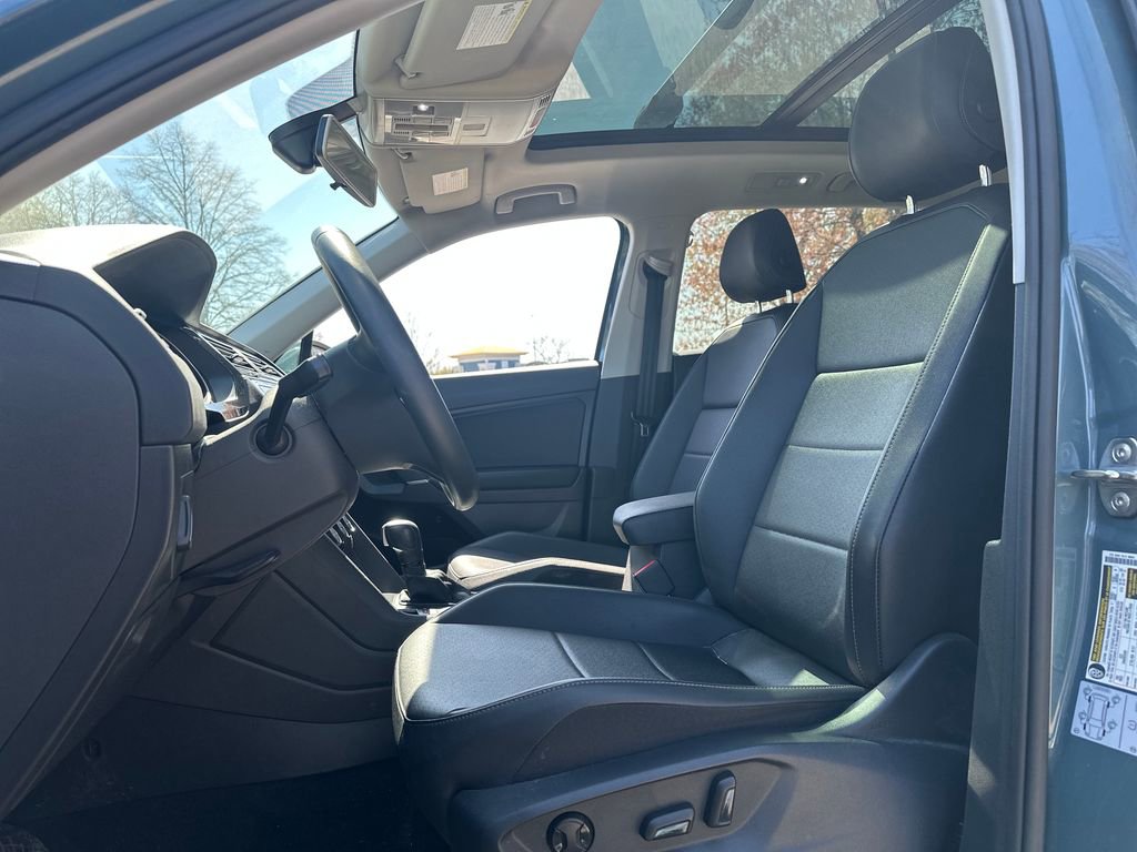 Used 2020 Volkswagen Tiguan SE w/ Panoramic Sunroof Package AWD/4WD image 3