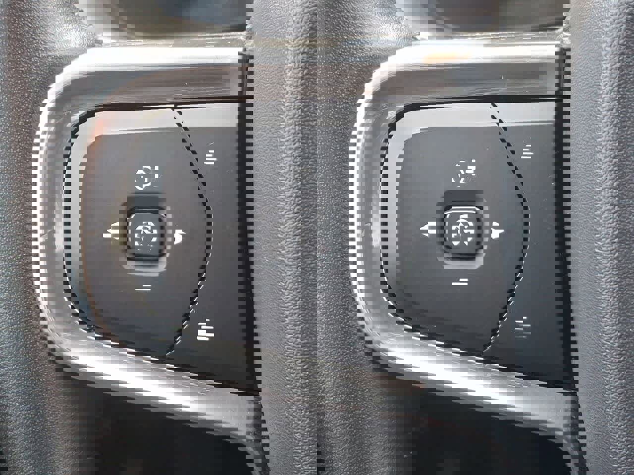 Used 2020 Volvo XC40 T5 Momentum image 23