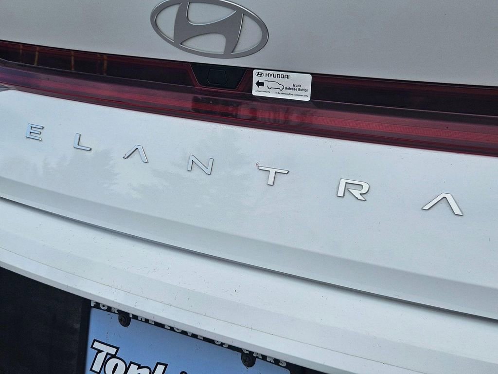 Certified 2025 Hyundai Elantra SEL image 26