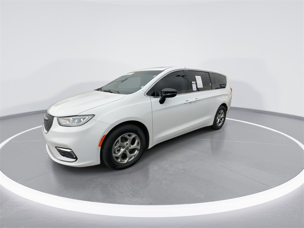 Used 2024 Chrysler Pacifica Limited w/ Uconnect Theater Family Group image 4