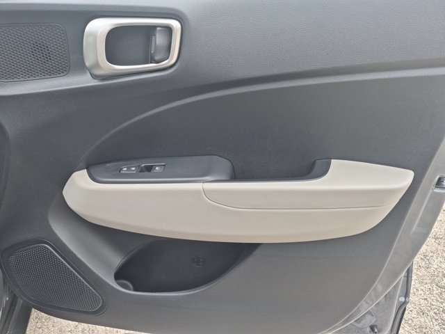 Used 2025 Hyundai Venue SEL FWD image 32