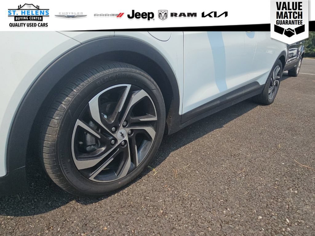 Used 2022 Chevrolet Bolt LT w/ Infotainment Package FWD image 11