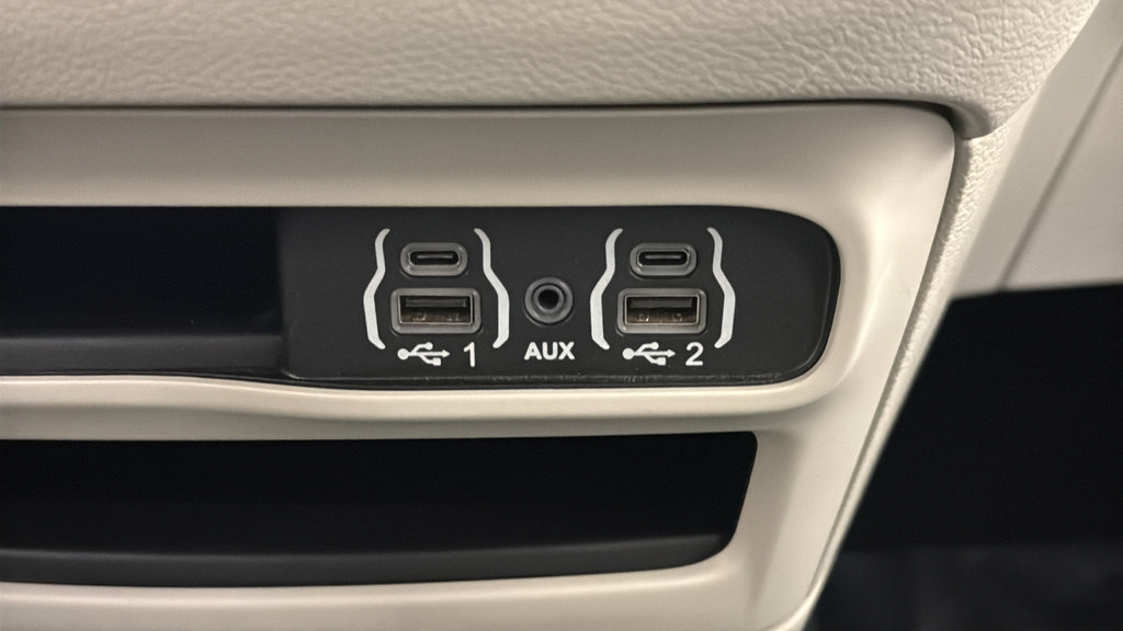 Used 2024 Chrysler Pacifica Touring-L FWD image 33