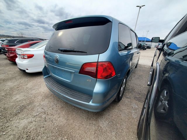 Used 2010 Volkswagen Routan SE image 3