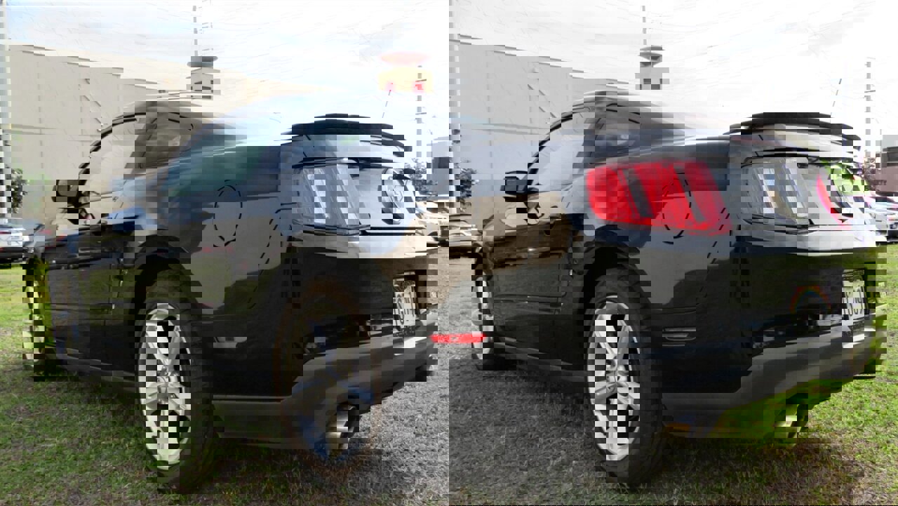 Used 2012 Ford Mustang GT RWD image 3