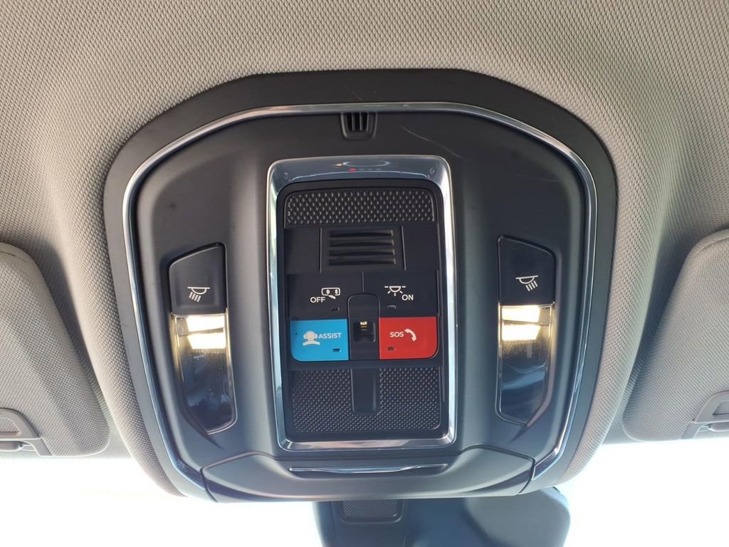 Used 2023 Jeep Grand Cherokee Laredo image 15