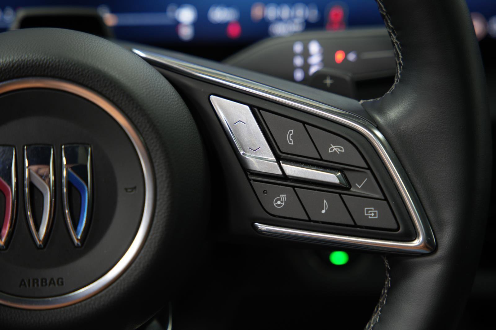 Used 2025 Buick Enclave Avenir image 33