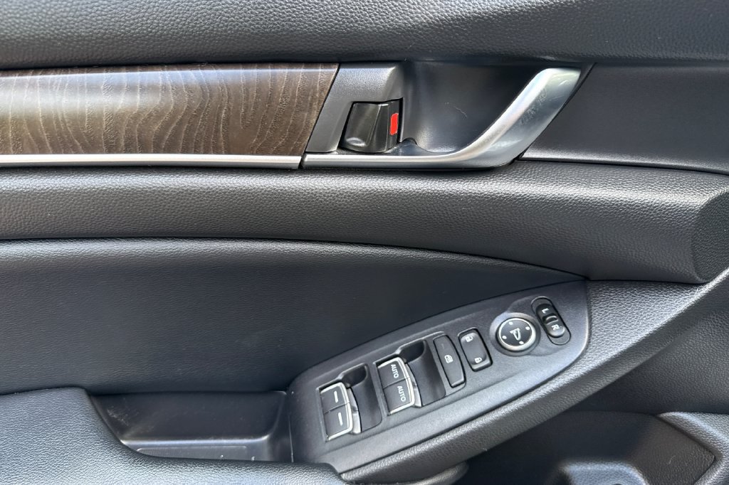 Used 2018 Honda Accord EX image 5