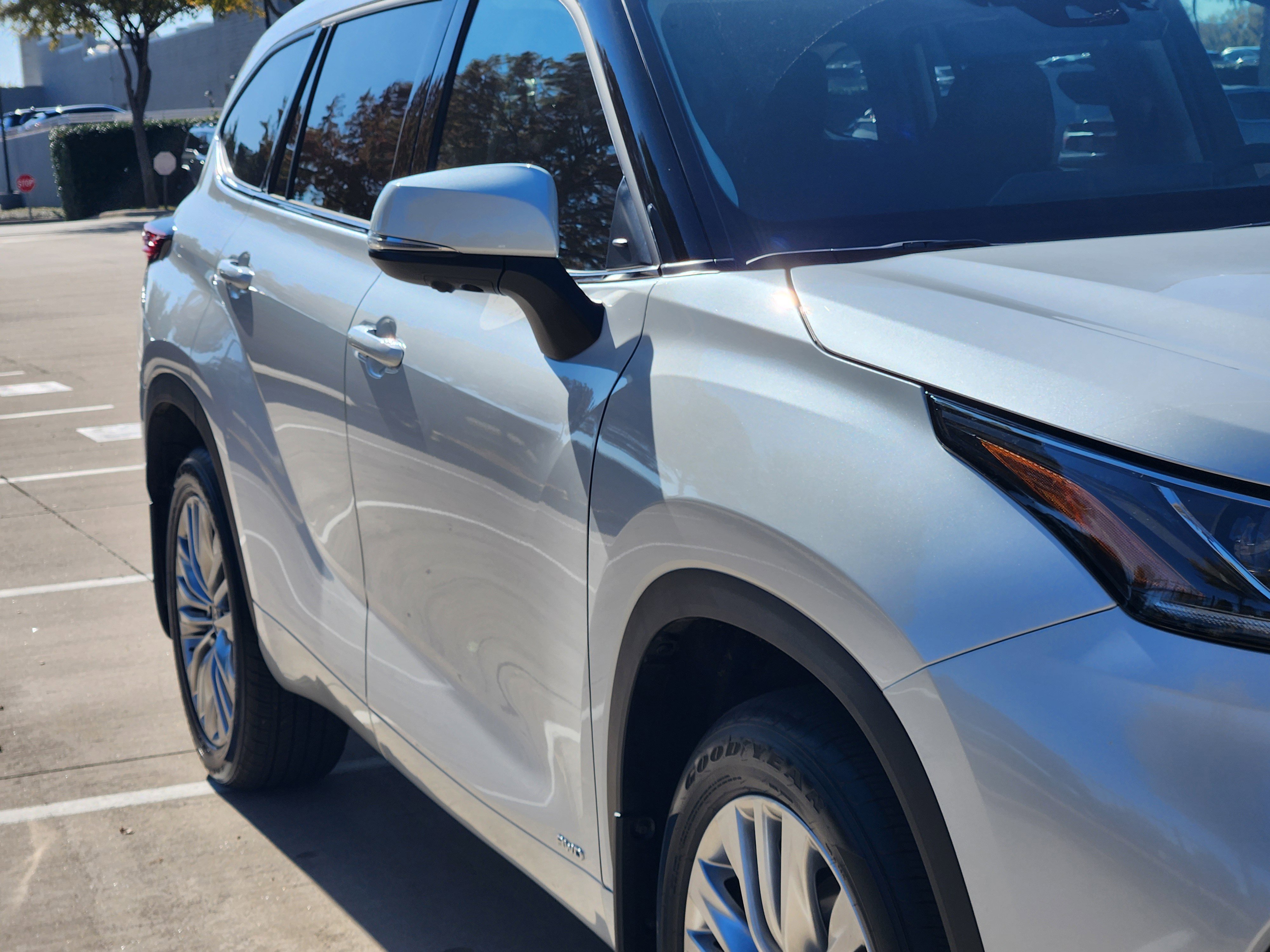 Used 2025 Toyota Highlander Platinum image 11