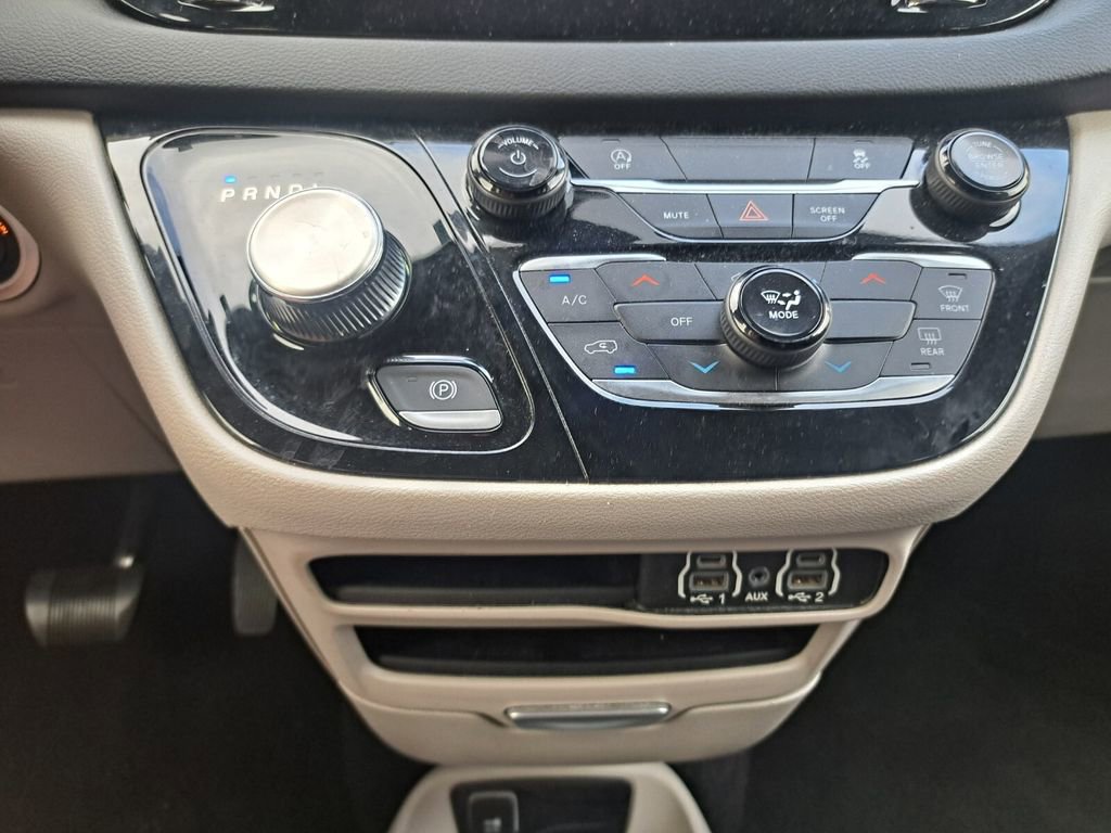 Used 2023 Chrysler Voyager LX image 12