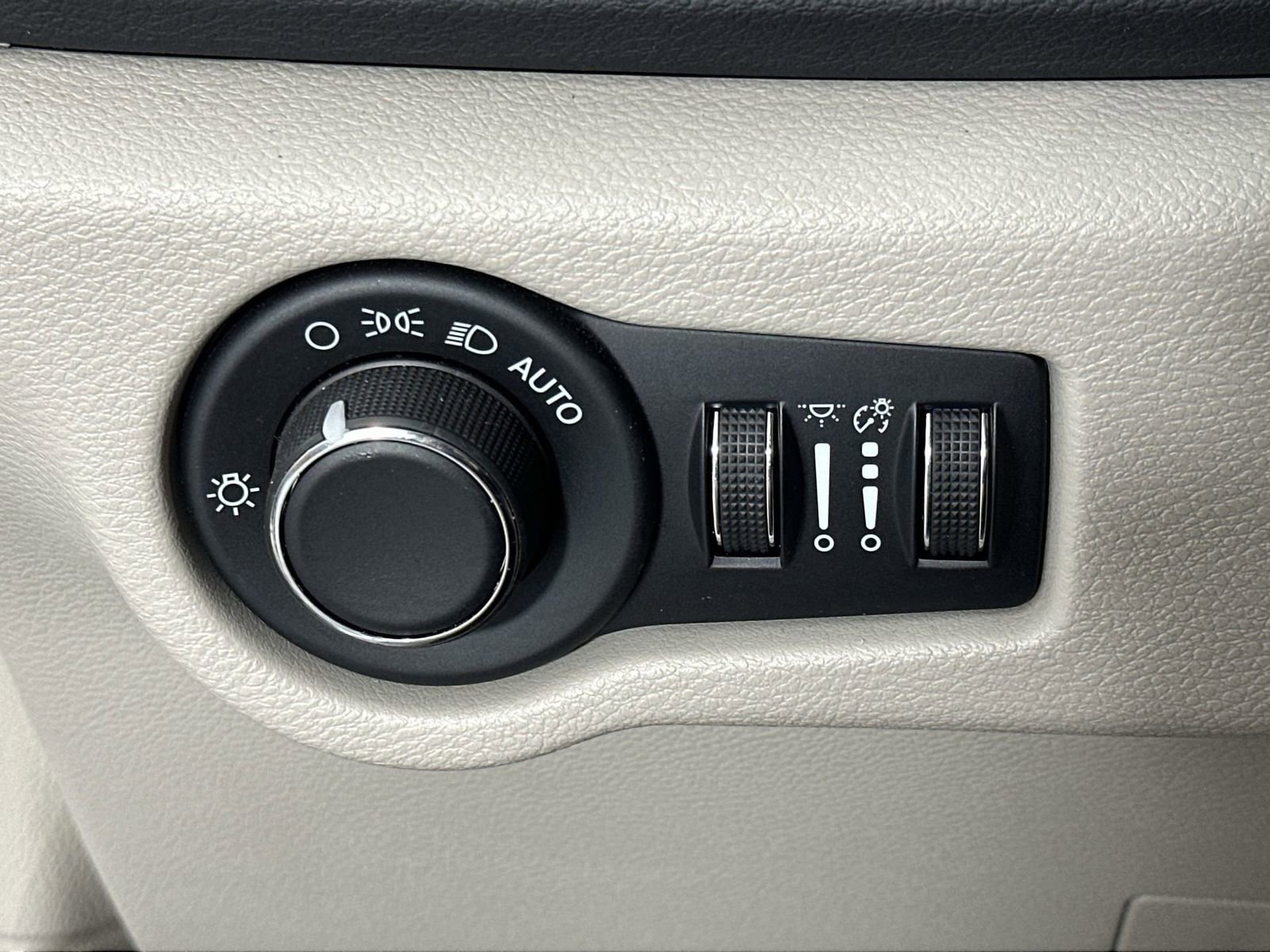 Used 2023 Chrysler Voyager LX FWD image 22