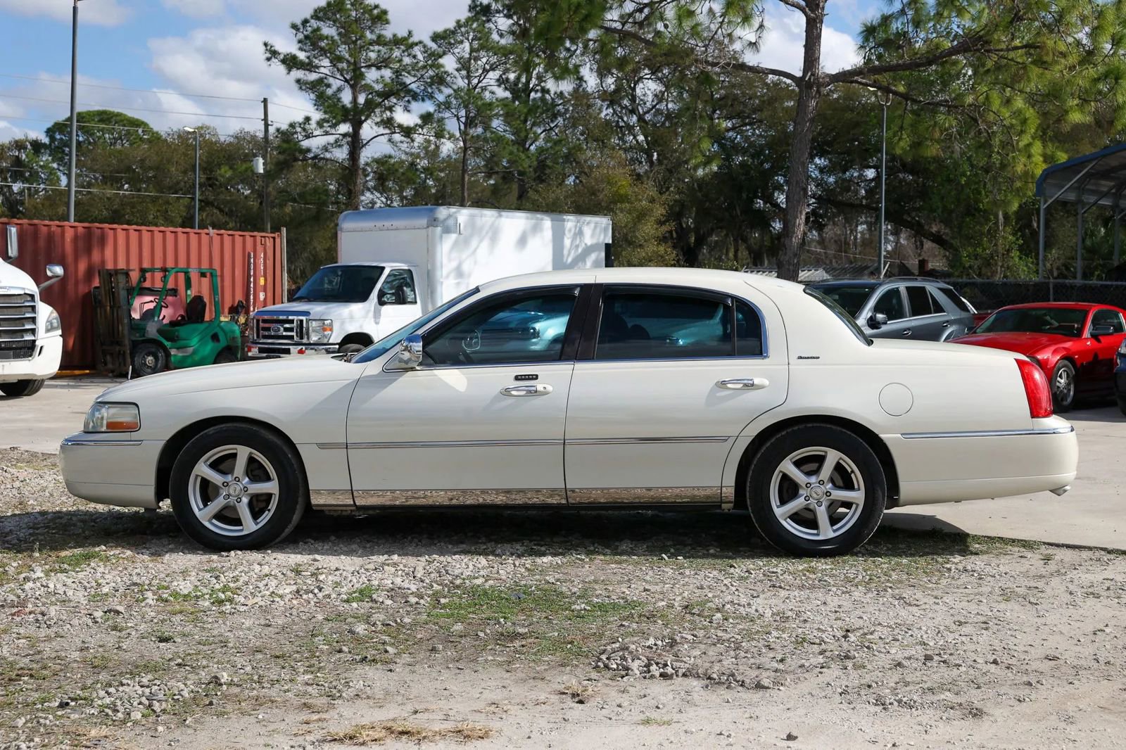 Used 2003 Lincoln Town Car Executive image 3