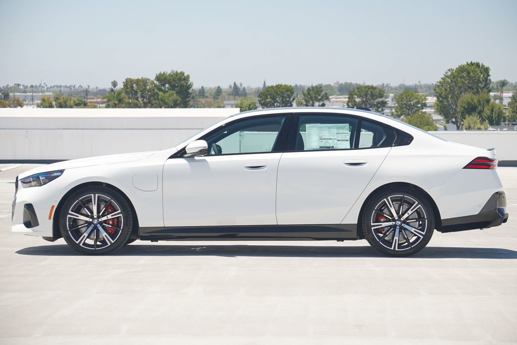 Used 2026 BMW 550e xDrive w/ Premium Package AWD/4WD image 4