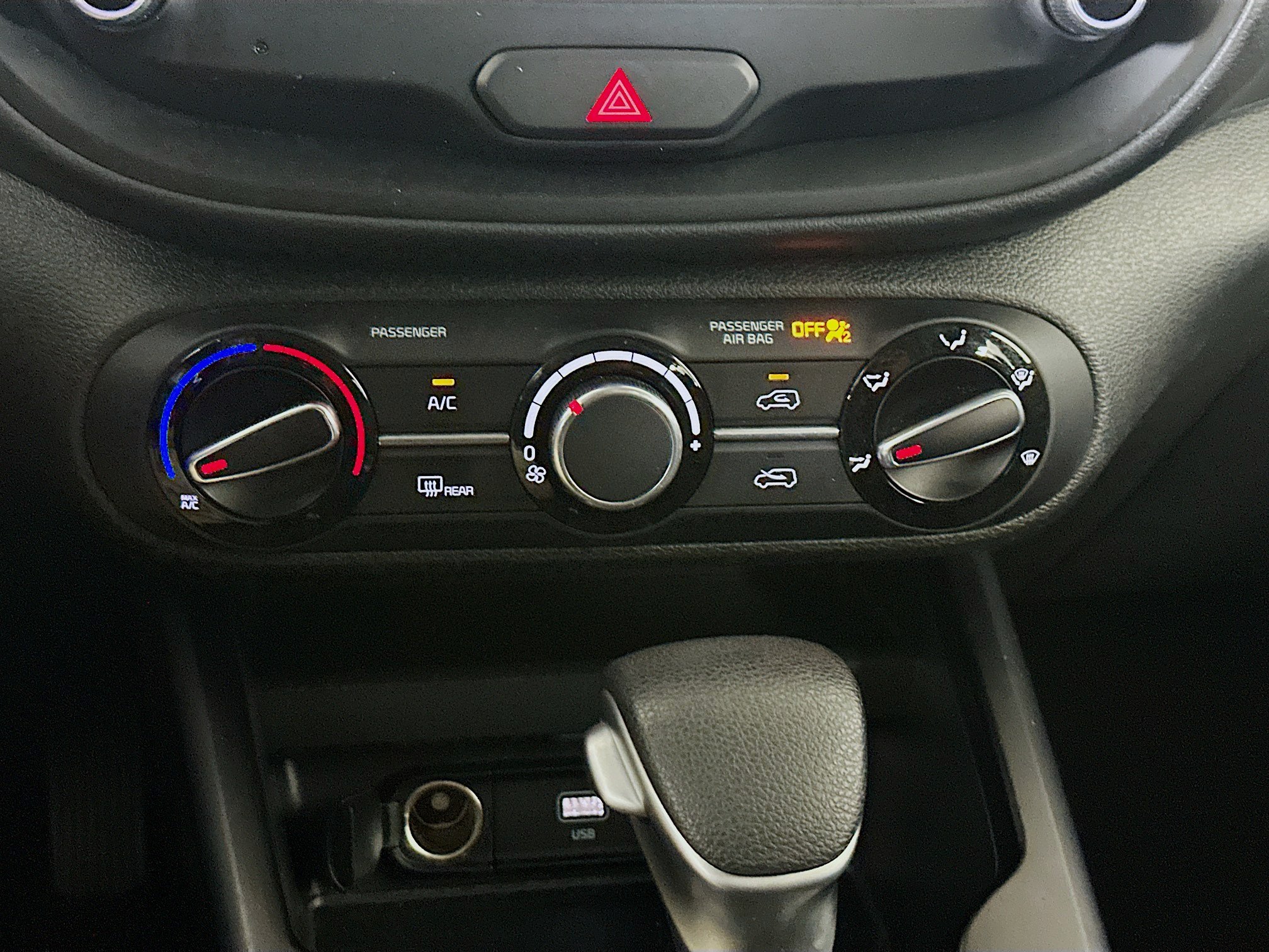 Used 2025 Kia Soul LX w/ LX Technology Package FWD image 23