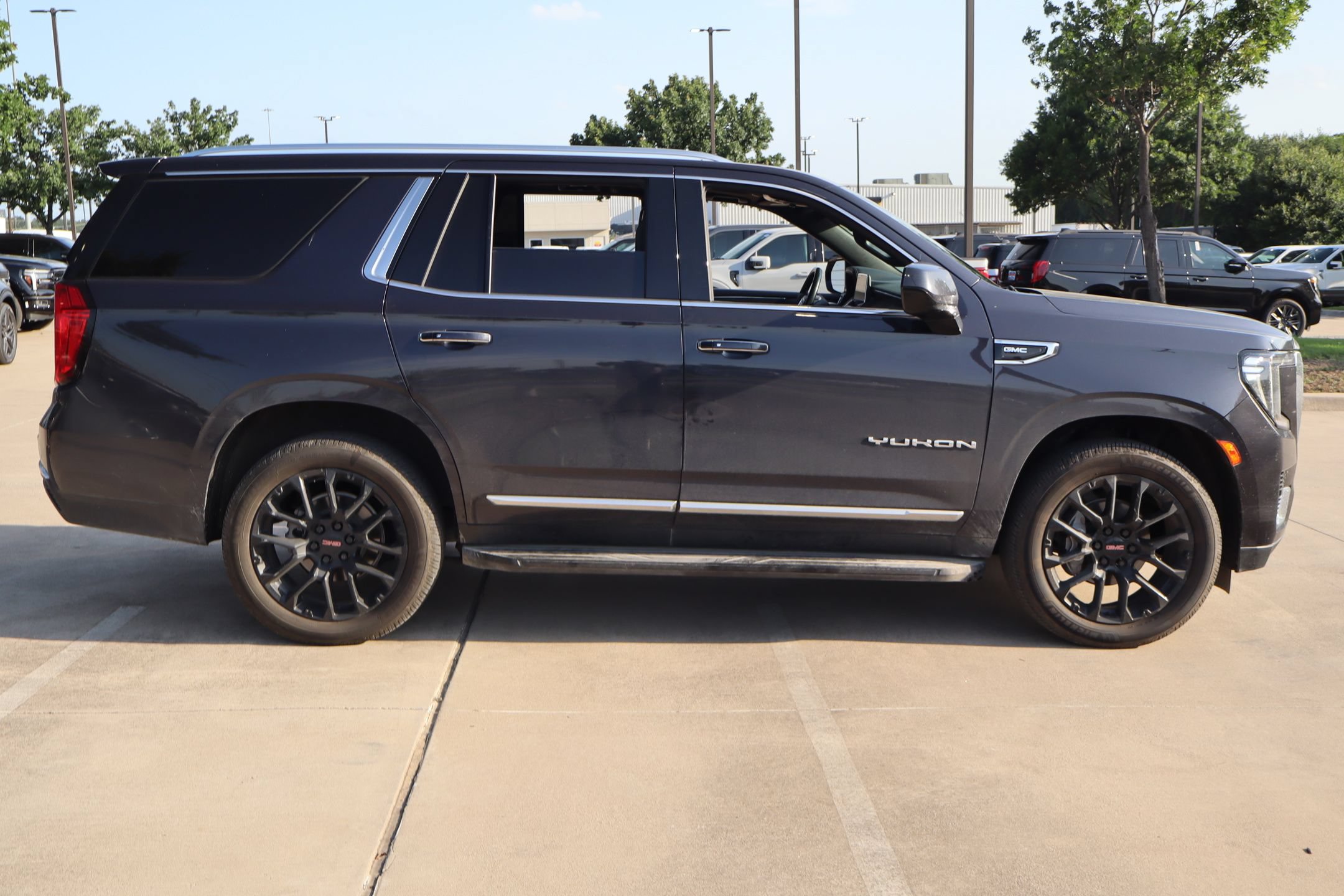 Used 2023 GMC Yukon SLT AWD/4WD image 2