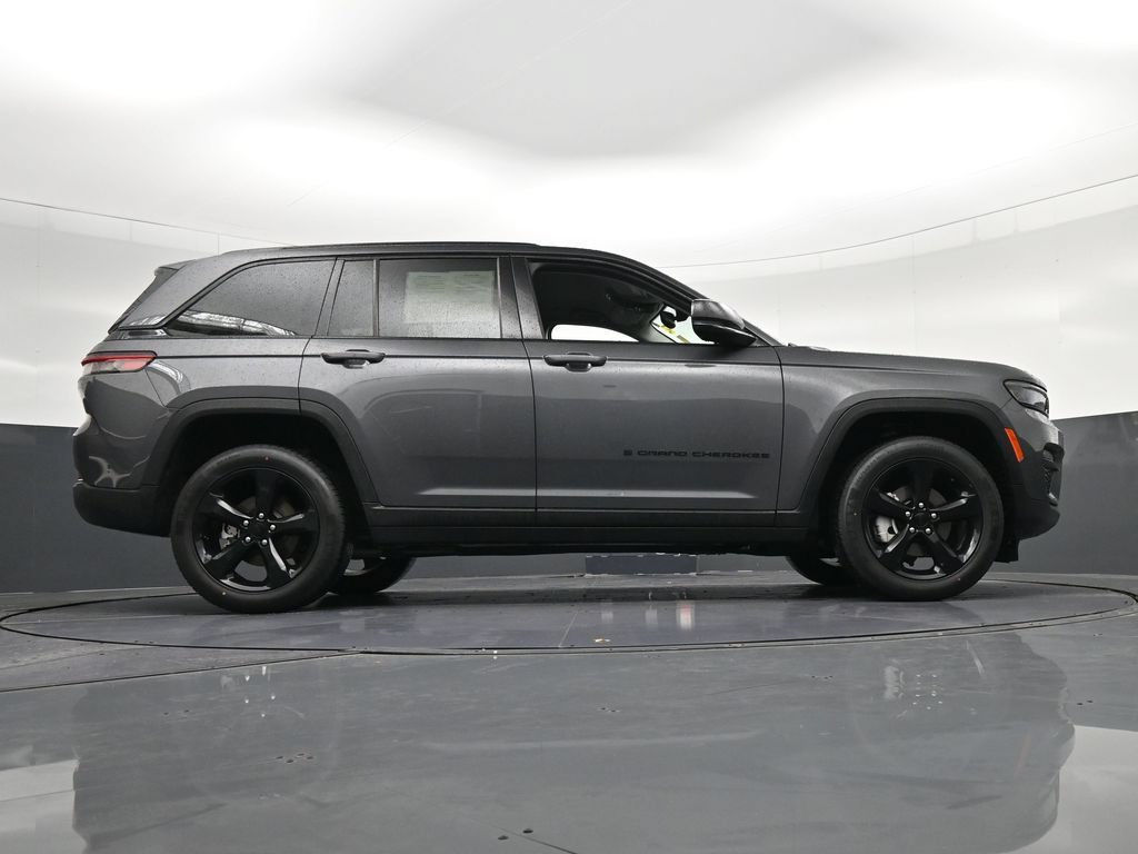 Used 2024 Jeep Grand Cherokee Limited w/ Black Appearance Package AWD/4WD image 34