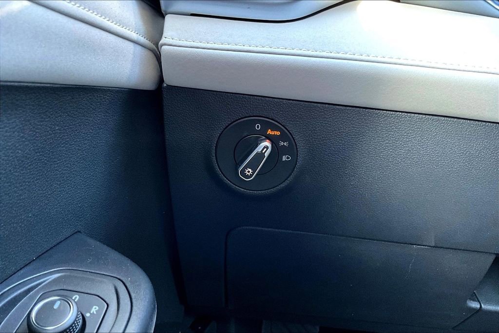 New 2026 Volkswagen Taos SE image 15
