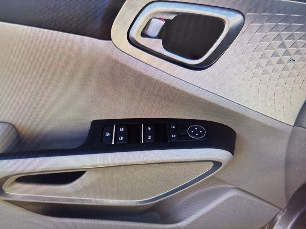 Used 2025 Kia Soul LX image 12