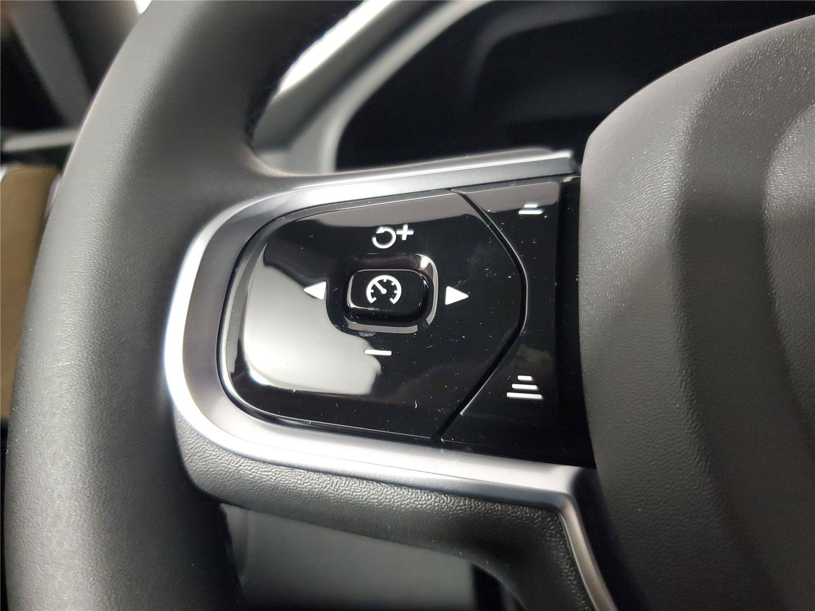 New 2026 Volvo XC60 B5 Plus w/ Protection Package Premier AWD/4WD image 25