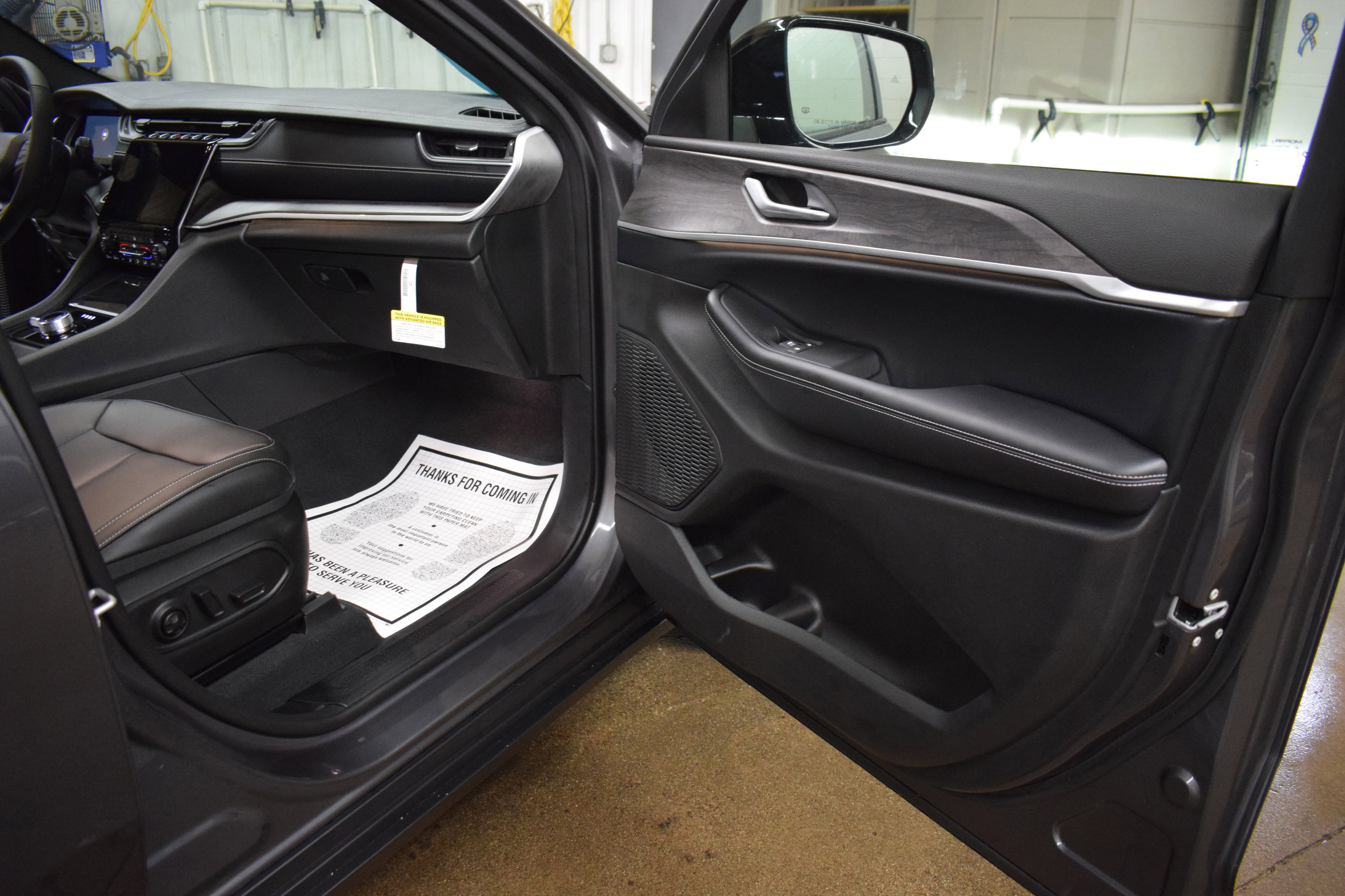 New 2025 Jeep Grand Cherokee L Limited w/ Black Appearance Package image 5