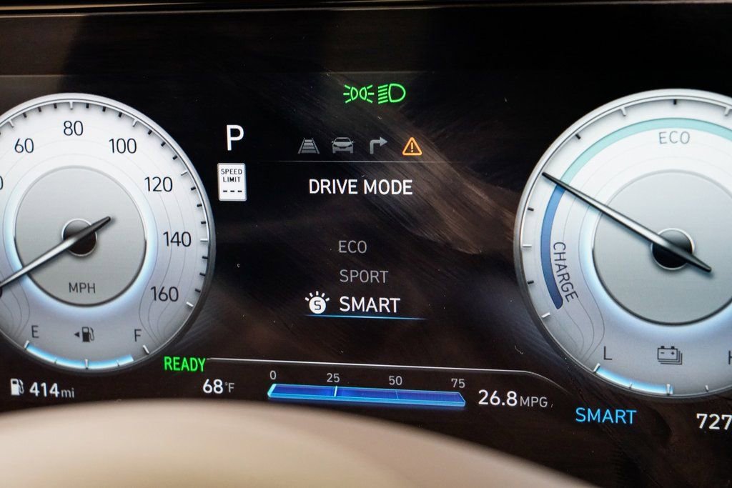 Used 2025 Hyundai Elantra SEL image 13