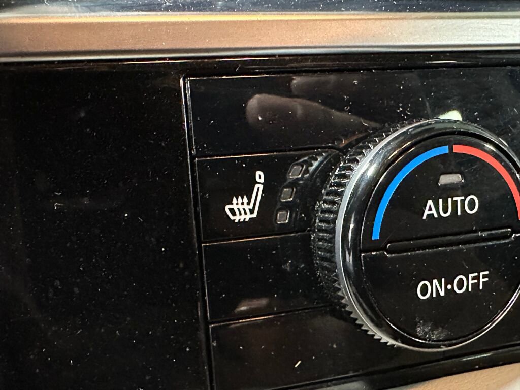 Used 2023 Nissan Pathfinder SV AWD/4WD image 16