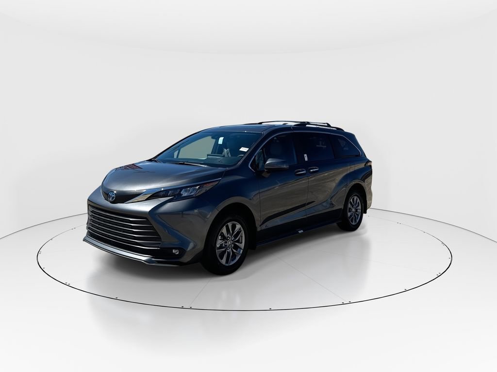 Used 2025 Toyota Sienna XLE FWD image 4