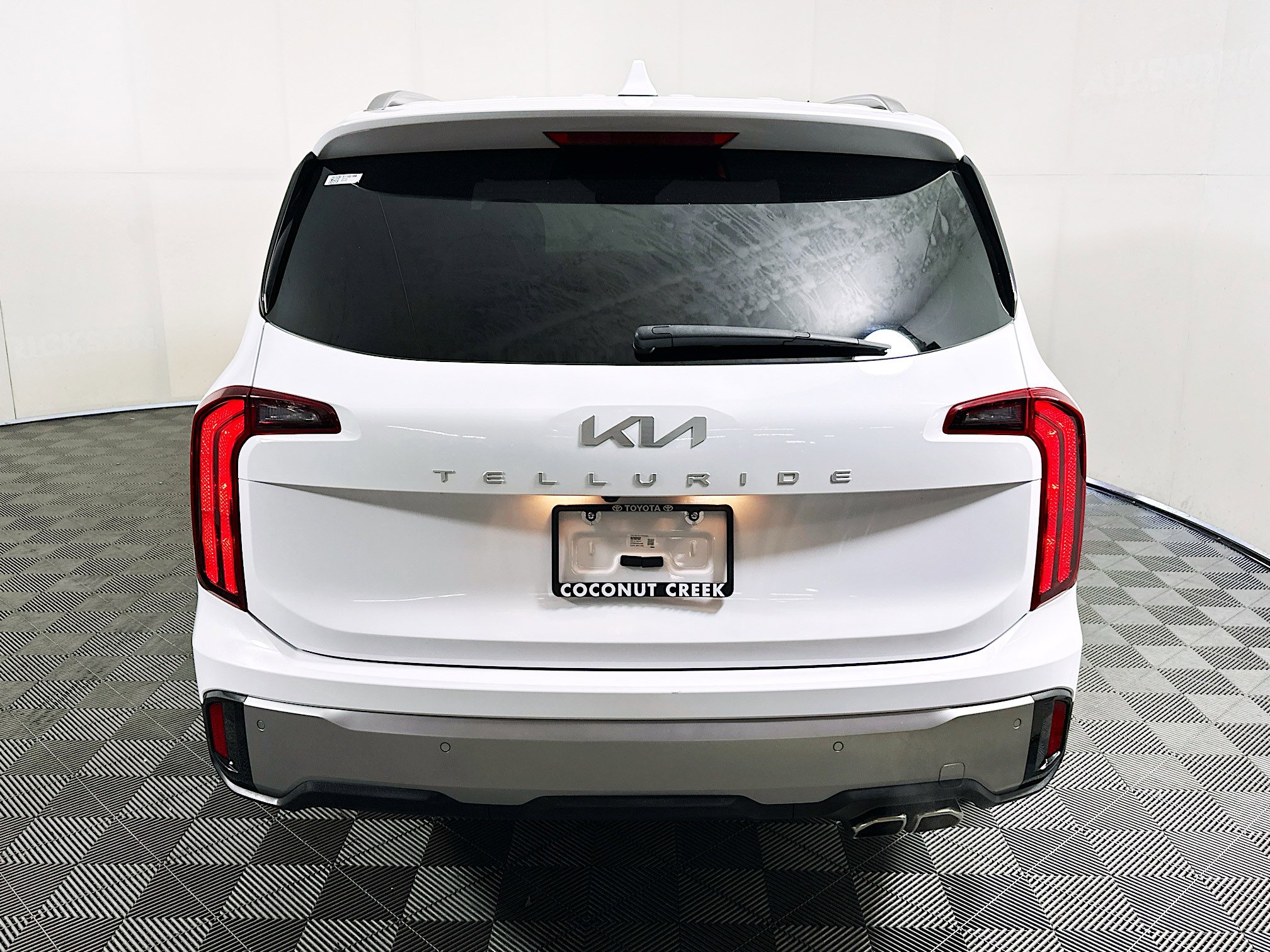 Used 2025 Kia Telluride S FWD image 4