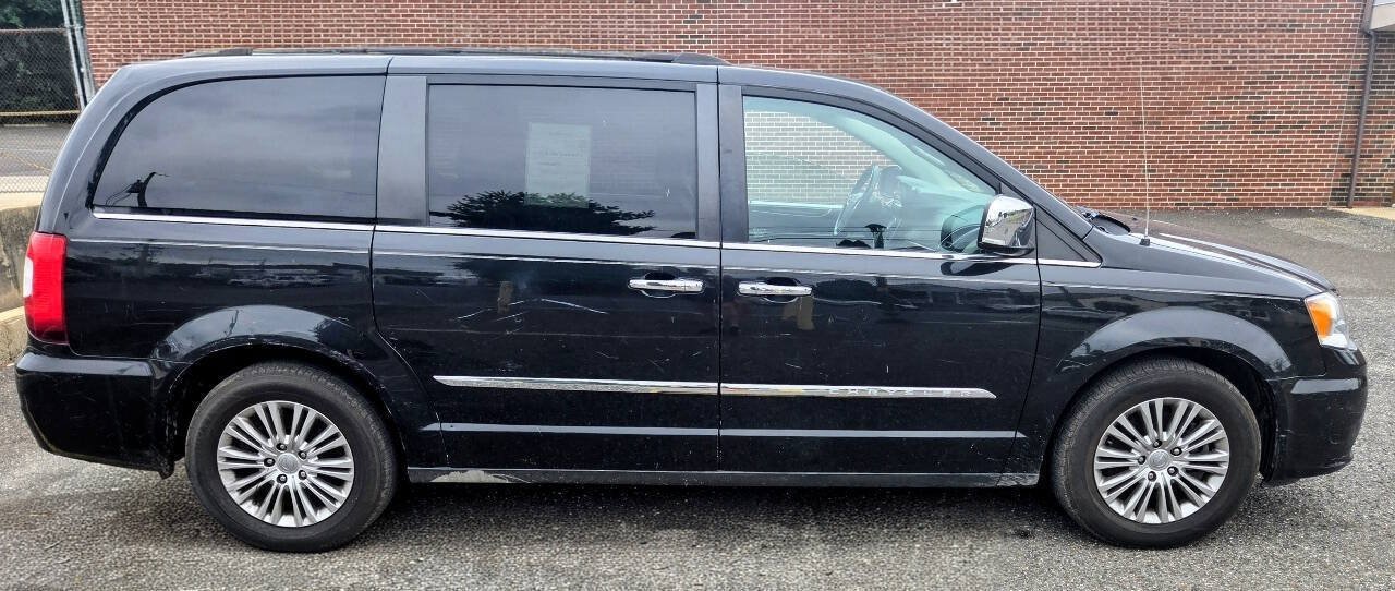 Used 2016 Chrysler Town & Country Touring-L FWD image 5