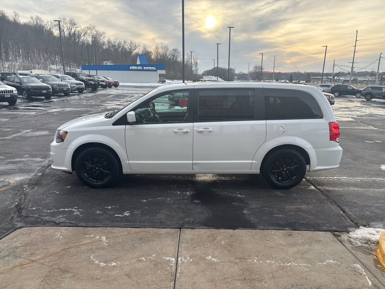 Used 2019 Dodge Grand Caravan SXT w/ Blacktop Package image 5
