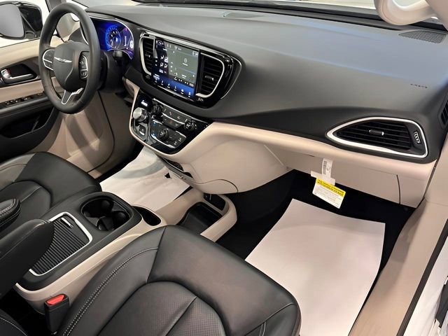 Used 2024 Chrysler Pacifica Touring-L image 15