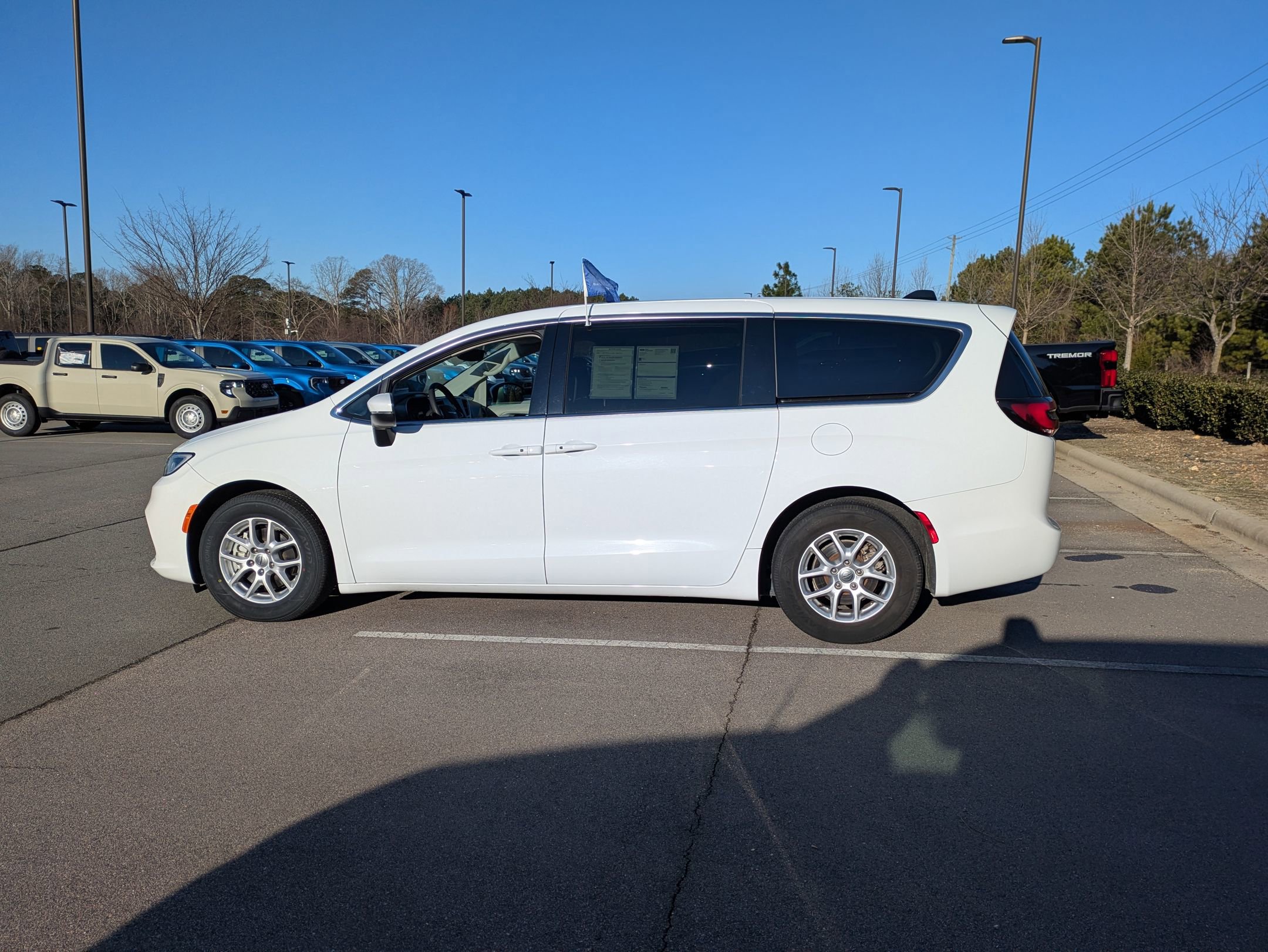 Used 2023 Chrysler Pacifica Touring-L image 7