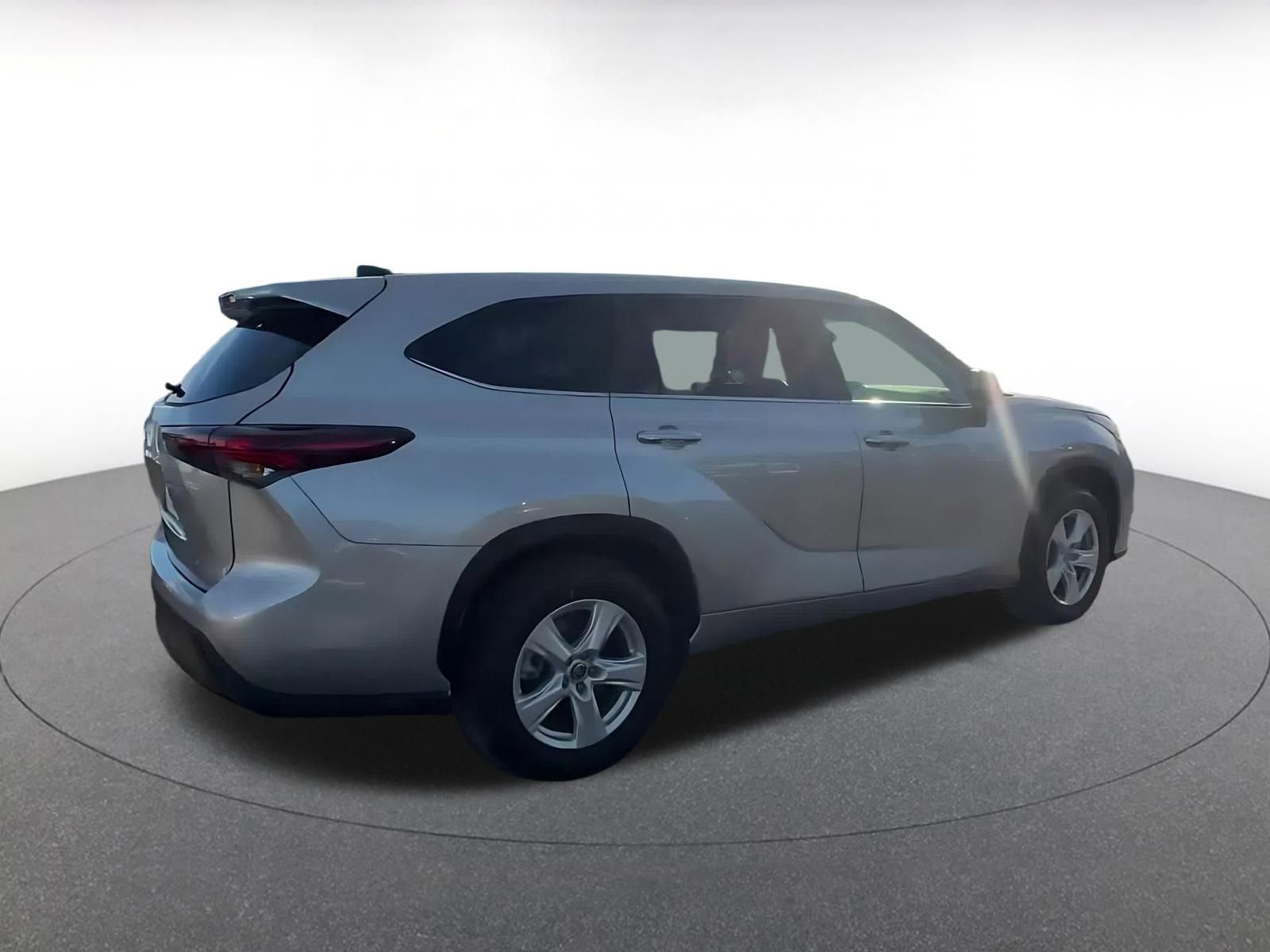 Used 2025 Toyota Highlander LE image 15