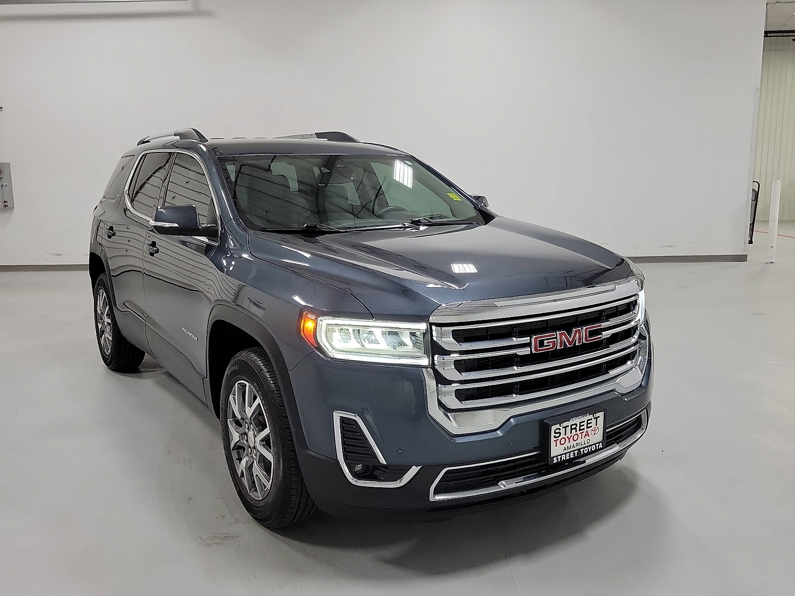 Used 2020 GMC Acadia SLT w/ Driver Alert Package II image 3