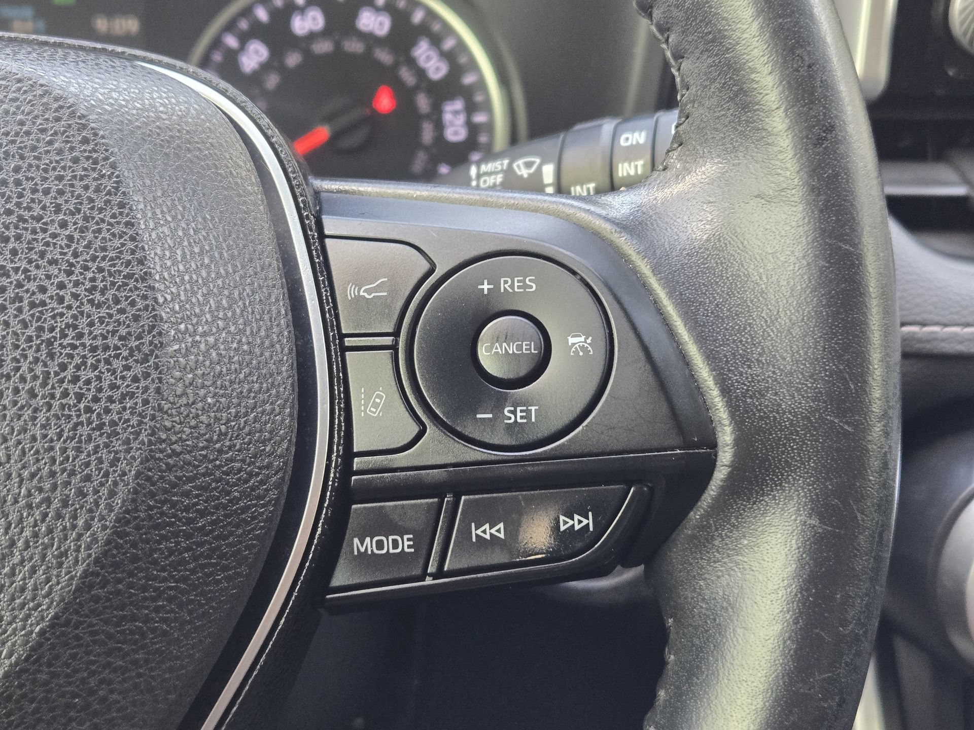 Used 2020 Toyota RAV4 XLE Premium FWD image 28