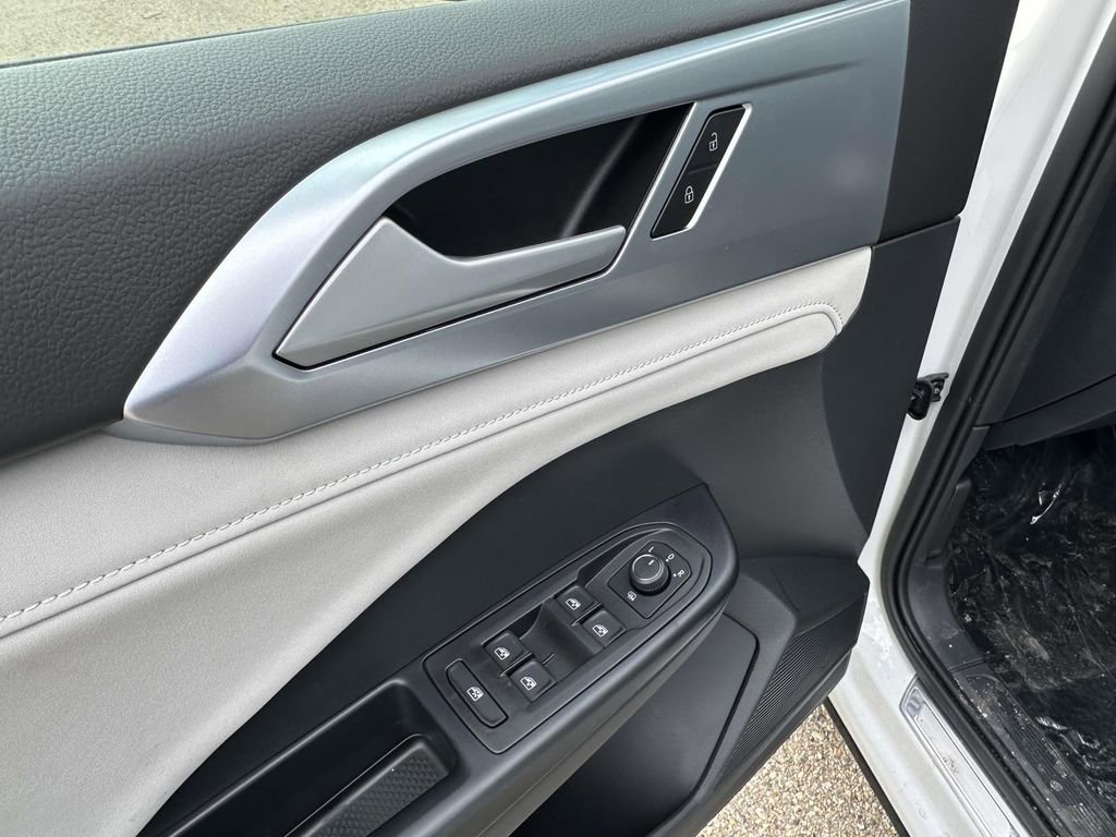New 2025 Volkswagen Taos SE AWD/4WD image 12