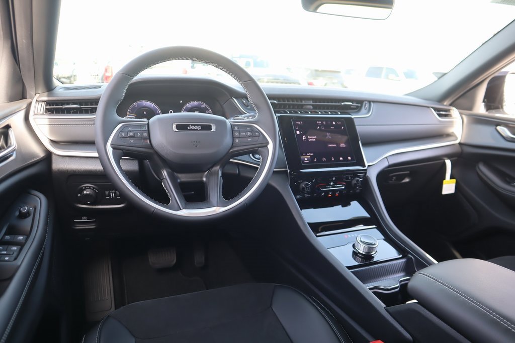 New 2025 Jeep Grand Cherokee Altitude image 2