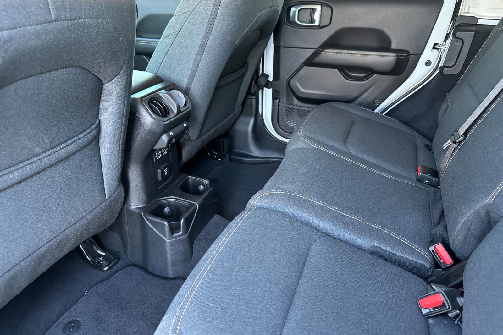 Used 2025 Jeep Wrangler Sahara image 12