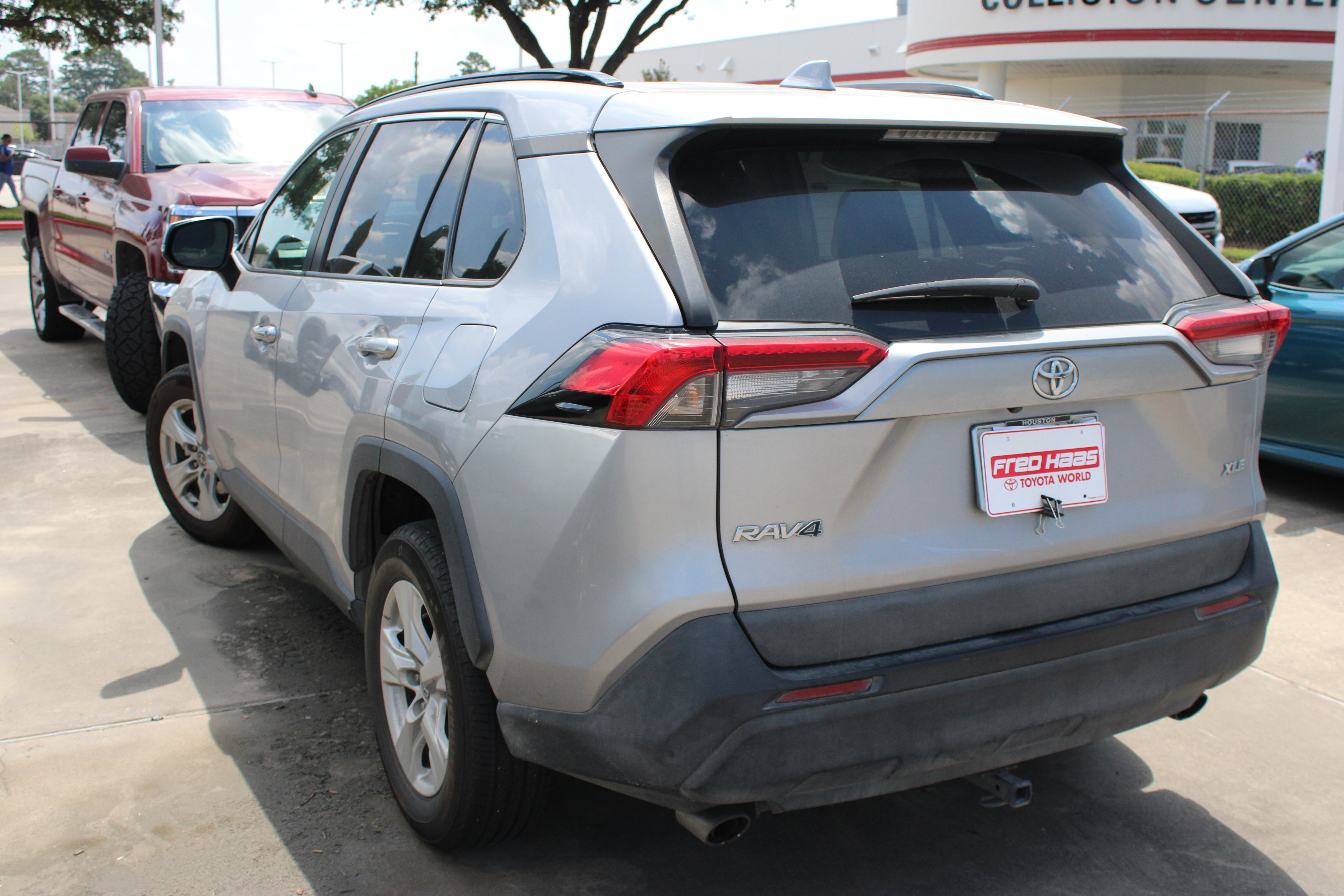 Used 2021 Toyota RAV4 XLE w/ Convenience Package FWD image 6